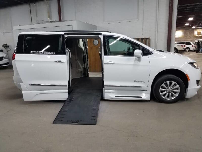 Used 2017 Chrysler Pacifica